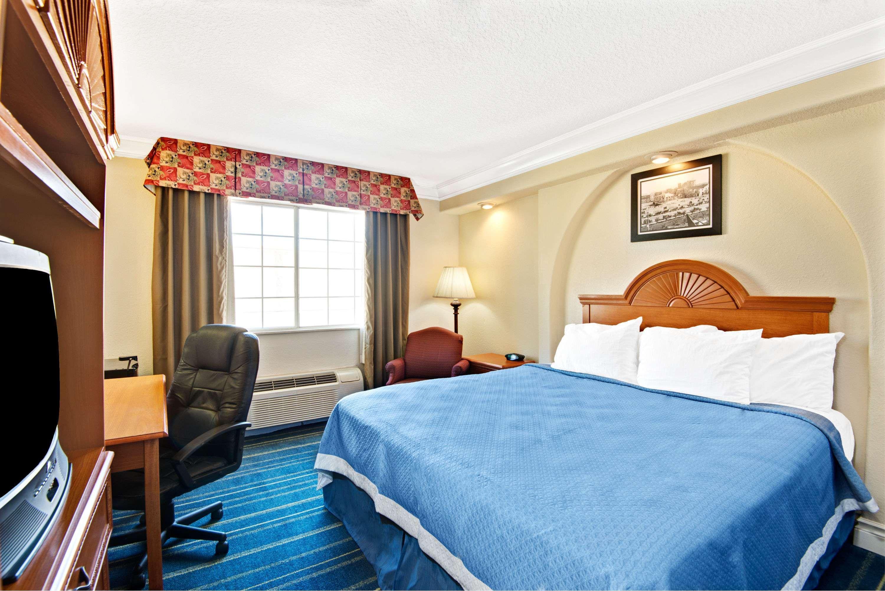 Days Inn By Wyndham San Antonio Airport Bagian luar foto