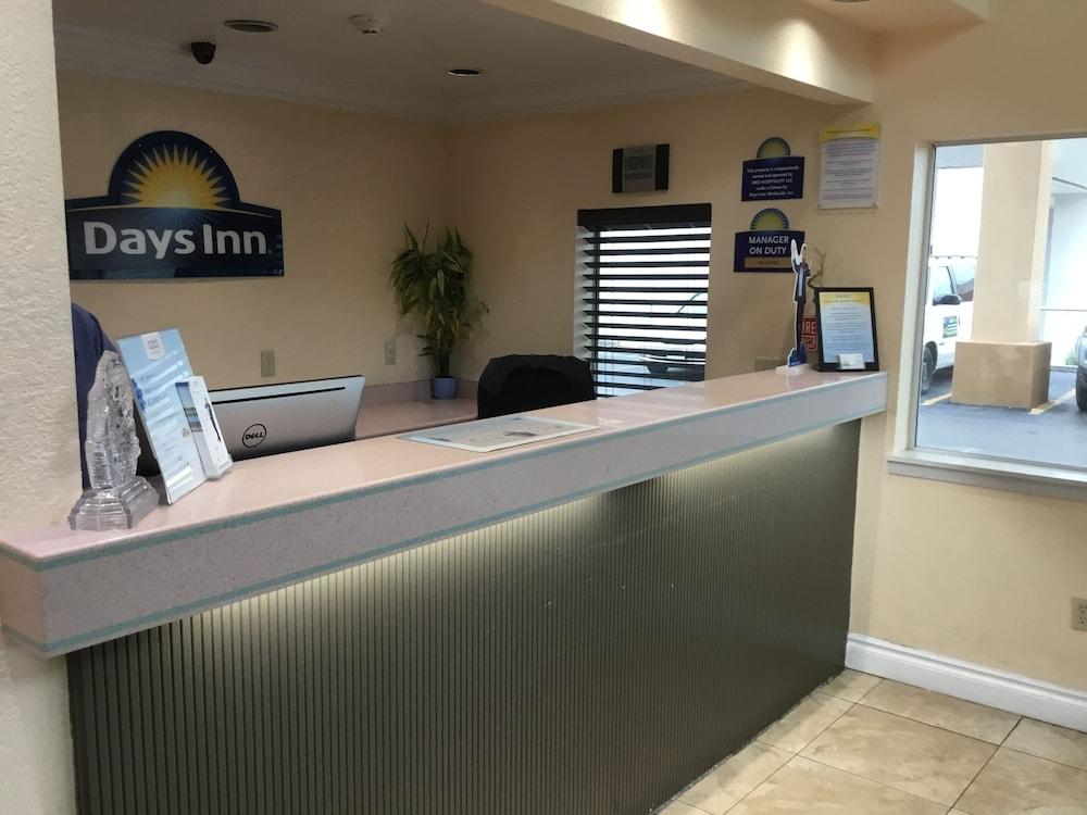 Days Inn By Wyndham San Antonio Airport Bagian luar foto